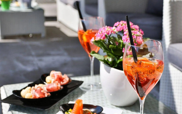 One Hotel & Restaurant