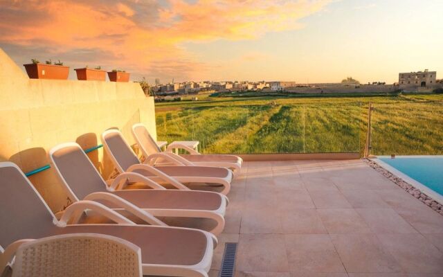 Amazing 4 Bedroom Holiday Home With Infinity Pool