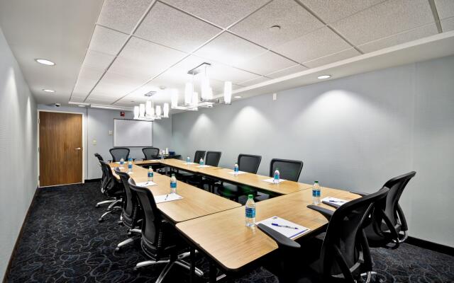Holiday Inn Express Romulus / Detroit Airport by IHG