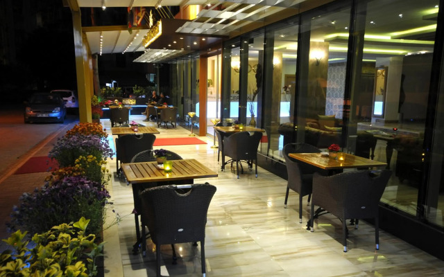 Golden Deluxe Hotel