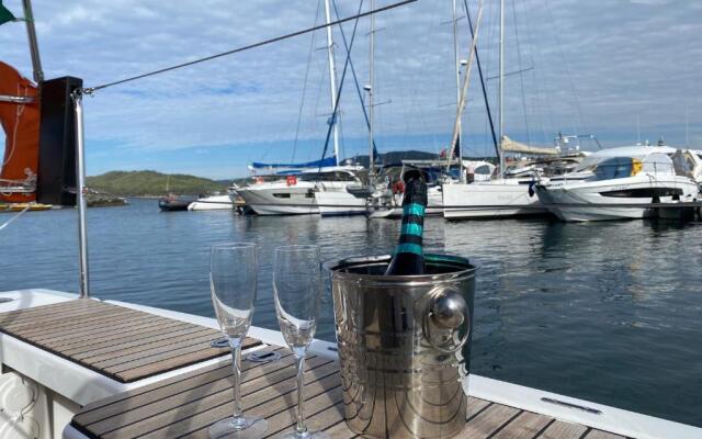 TROIA - Veleiro em marina