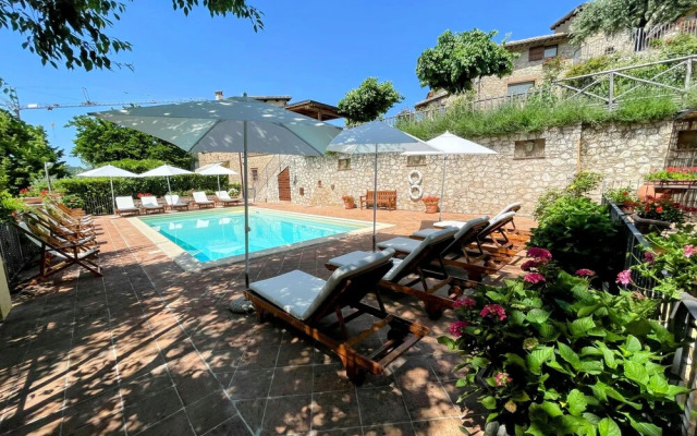 Vicolo - Sleeps 5 With air Con, Wifi, Balcony for Dining and Pool