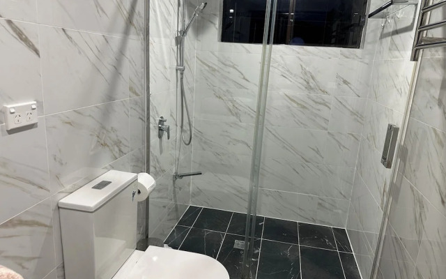 Cheerful 4 Bedroom with free Parking