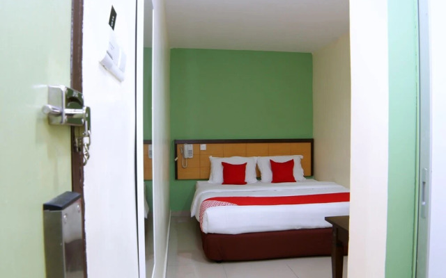 OYO 44054 Holiday Mansion Inn