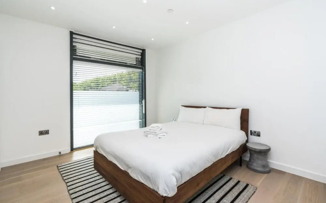 Stunning 2BD Flat Overlooking River Lea Hackney