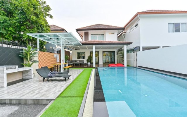 4Bd Pool Villa Pattaya With Jacuzzi Exquisite Pool Villa A