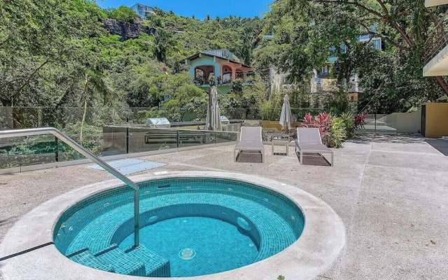 Luxury 2 BR Condo in the Jungle - Oceanview Pool
