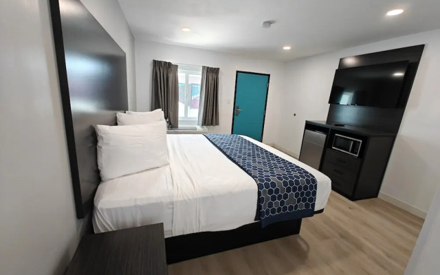 Casa Blanca Inn and Suites