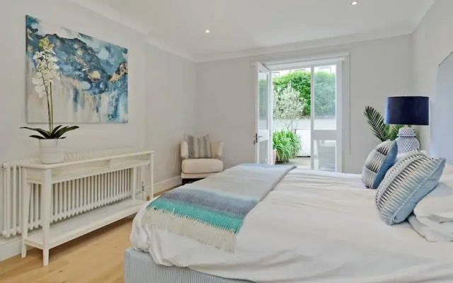 Large 2 Bedroom Kensington Garden Flat