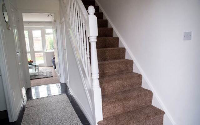 Contractorscleancharming 2-bed House in Coventry