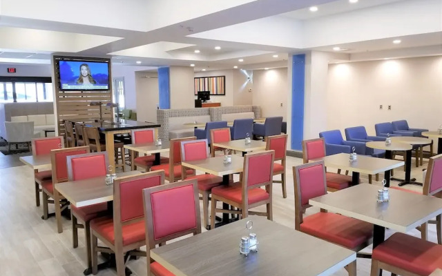 Holiday Inn Express & Suites Columbia - Two Notch