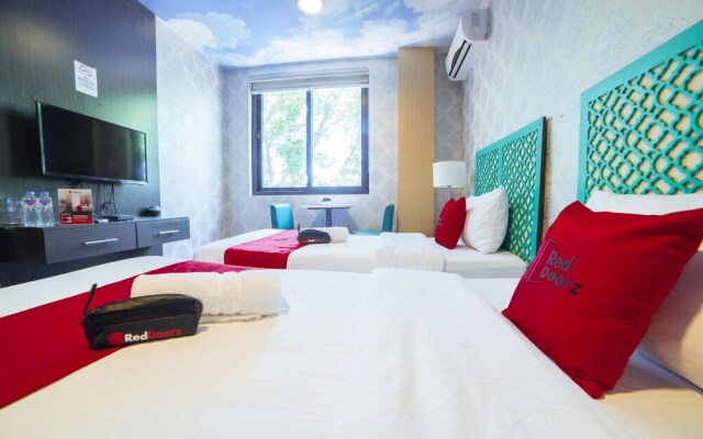 RedDoorz Plus @ Aguirre Avenue BF Homes