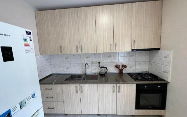5 Bedrooms House
