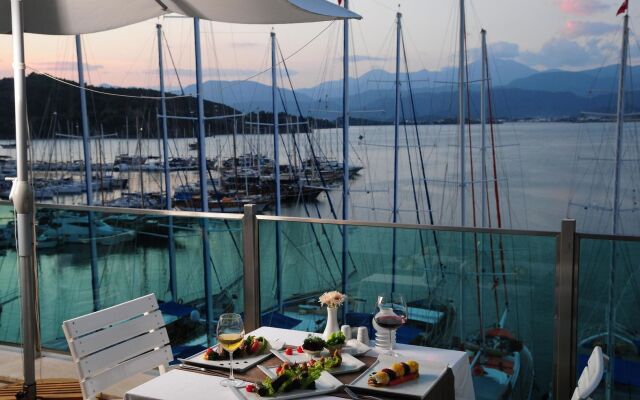 Alesta Yacht Hotel