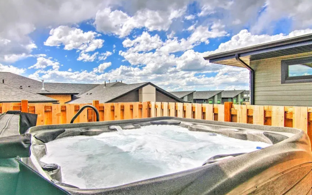 Modern Bozeman Family Townhome w/ Hot Tub!