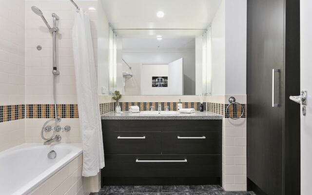 Renovated Apt with huge deck & car park