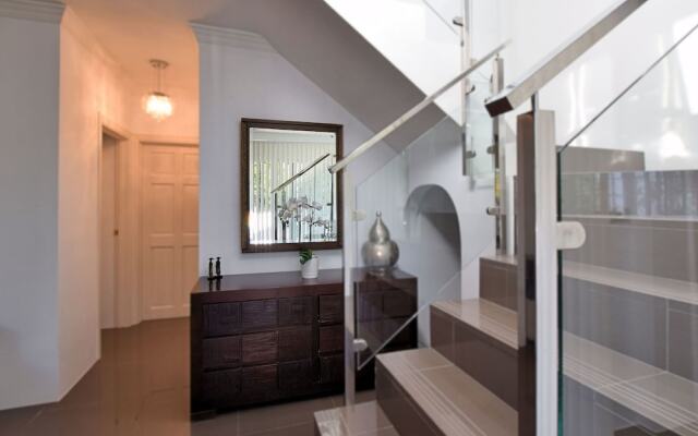 Graceful Villa in Sayalonga with Swimming Pool