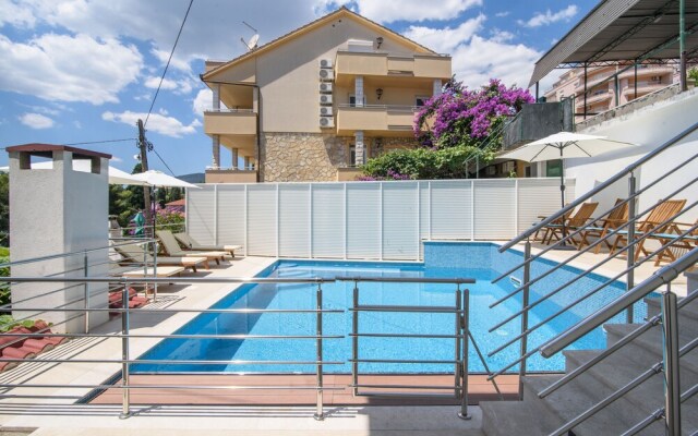 A1-apt w. Shared Pool & Balcony,next to the Beach