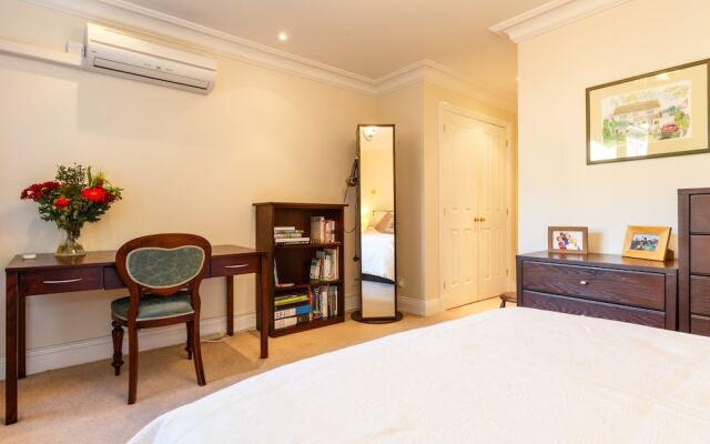 Central Flat With Garden View Ideal for Couples