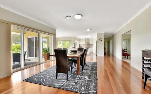 Silver Springs 6br Luxury Homestead with Wifi, Pool. Fireplace, Views, Olives and Space – Guest Rooms – Rothbury