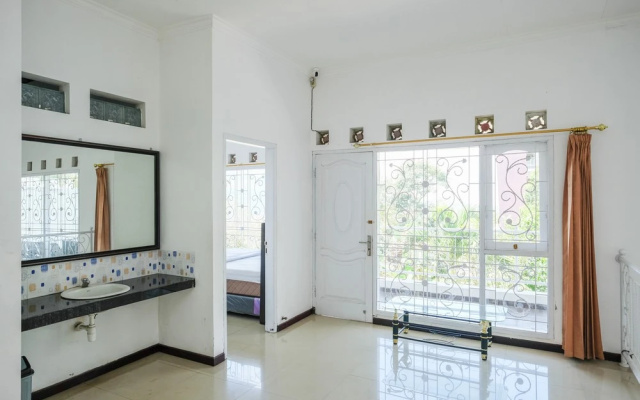 Urbanview Golden Barbie near Jawa Timur Park 2 – Guest Rooms – Batu