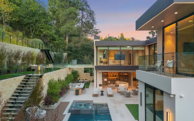 Hutton Villa - 5-bedroom Retreat in Iconic Beverly Hills Oasis