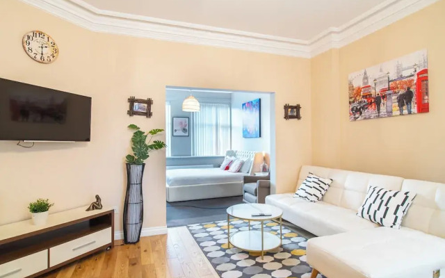 Creative & Cheerful Apartment by Avo in Sheffield