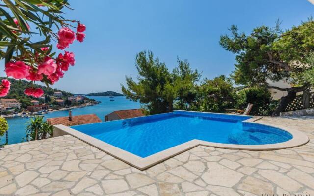 Villa Paladin - Spacious Villa with Pool near Garden Resort - 7 Min walk