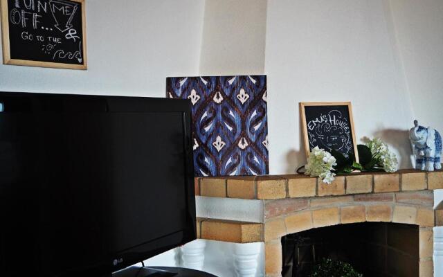 Ema's Beach and Nightlife House