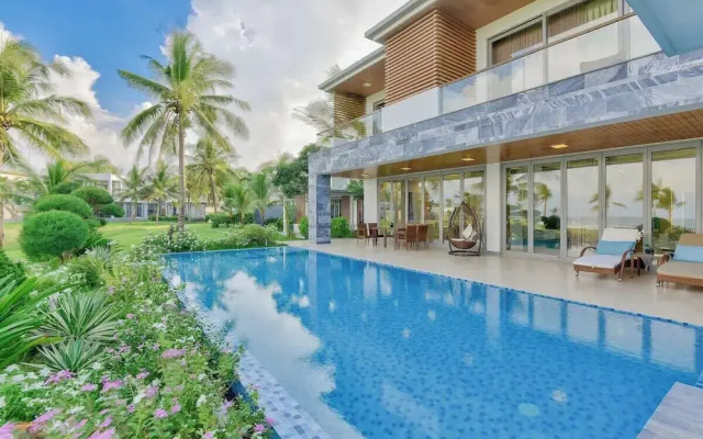 Luxe 6BR Beachfront Villa: Group Getaway Haven