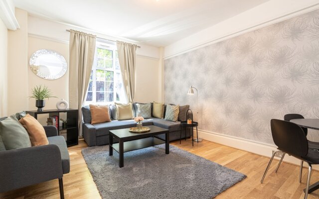 Charming 2 Bedroom Flat in Kensington High Street