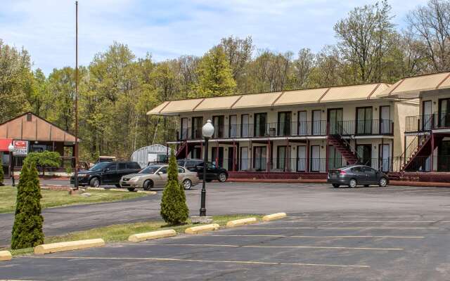 Econo Lodge Inn & Suites Lake Harmony - Pocono Mountains Area