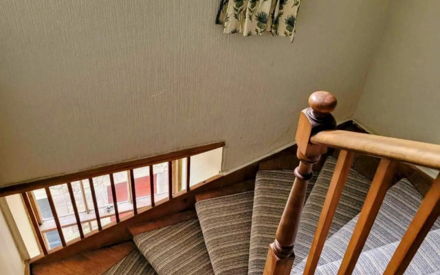 Craigowen - 4 Bed Maisonette on Historic High Street