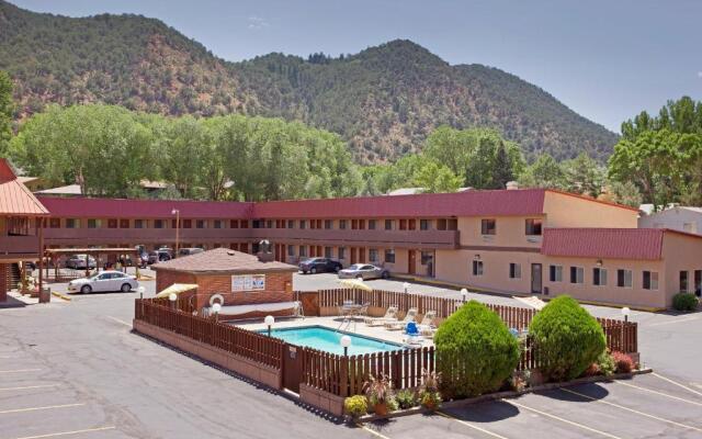 Glenwood Springs Cedar Lodge