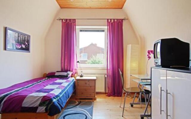 1 Private Single, 1 Twin Room. 3 Persons (4203)