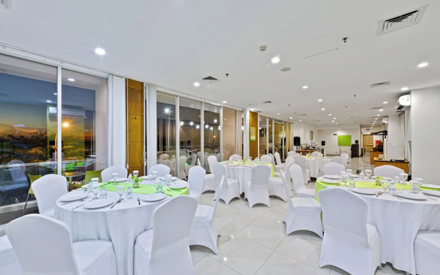 Whiz Prime Hotel Megamas Manado
