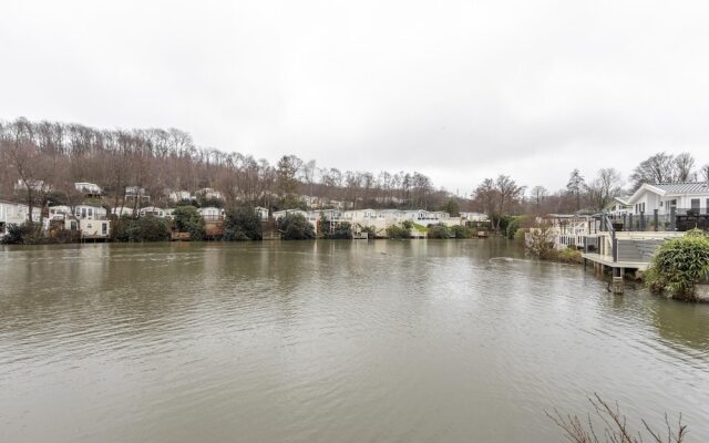 Serene Mobile Home in Hastings near Smugglers Adventure
