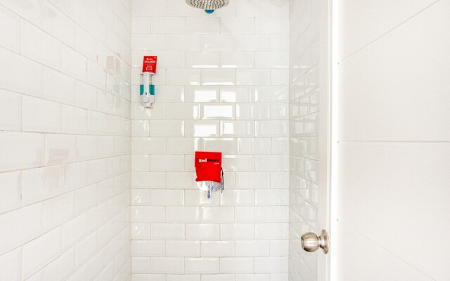 RedDoorz Hostel near Tugu Train Station