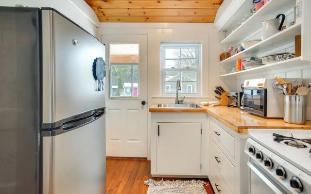 Walk to Beach: South Chatham Home