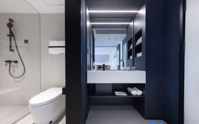 Shenzhen North Station East Square Atour Light Hotel