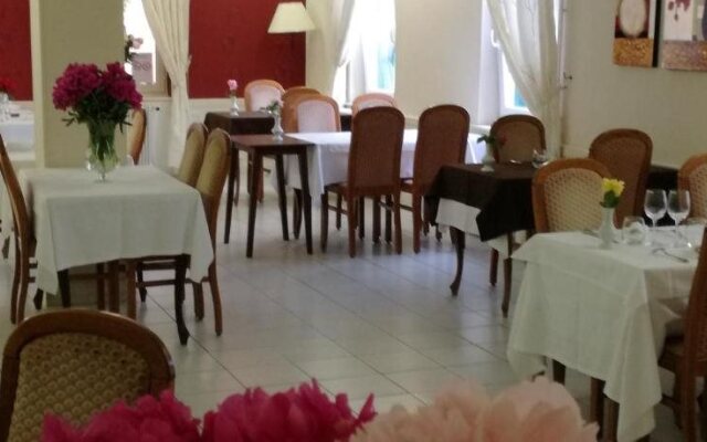 Logis Hotel Au Puits Enchante