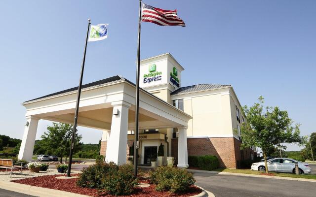 Holiday Inn Express & Suites Delafield by IHG