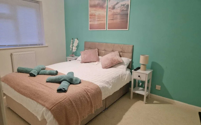 Stunning 3-bed Home Near City Centre, Chic Comfort