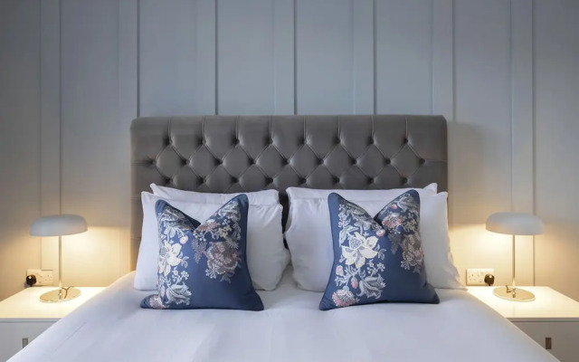 Elliot Oliver - Luxurious Two Bedroom Apartment in The Docks