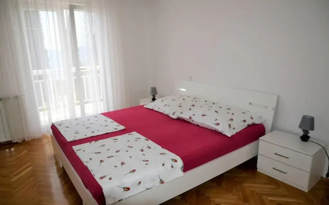 Remarkable 2-bed Apartment in Okrug Gornji