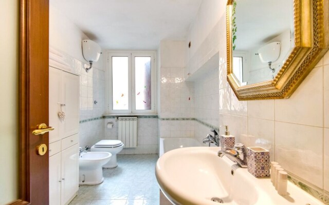 Large and Charming Flat Near Termini