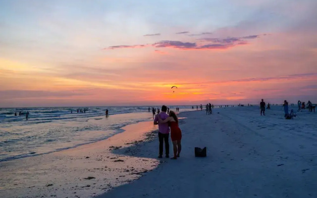 Charming 2BR Lagoon-view Steps To Siesta Key Beach
