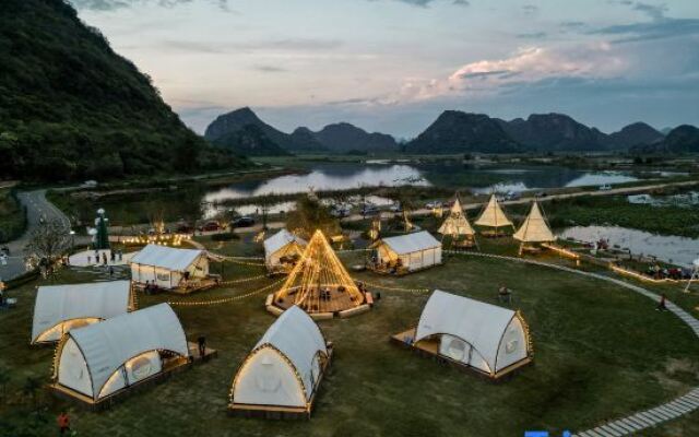 Puzhe Heiwei Guangxing River. Camp between Clouds and Water