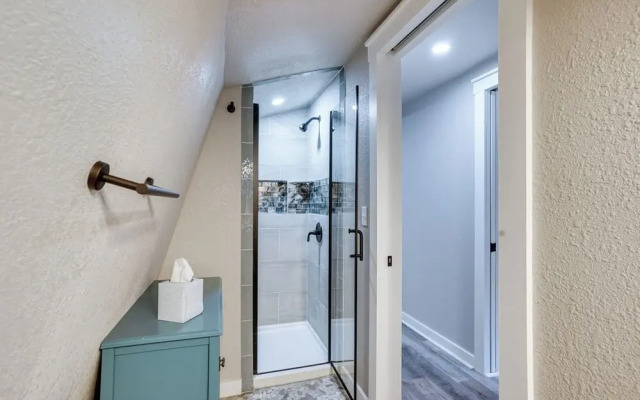 Pet-friendly Granbury Home w/ Yard, Near Downtown!