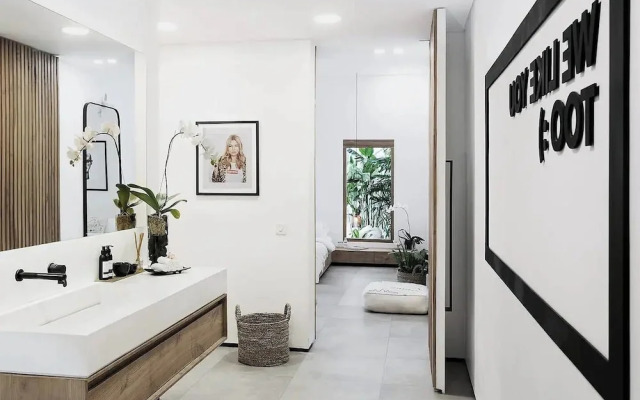 Villa Q - Contemporary Pool House